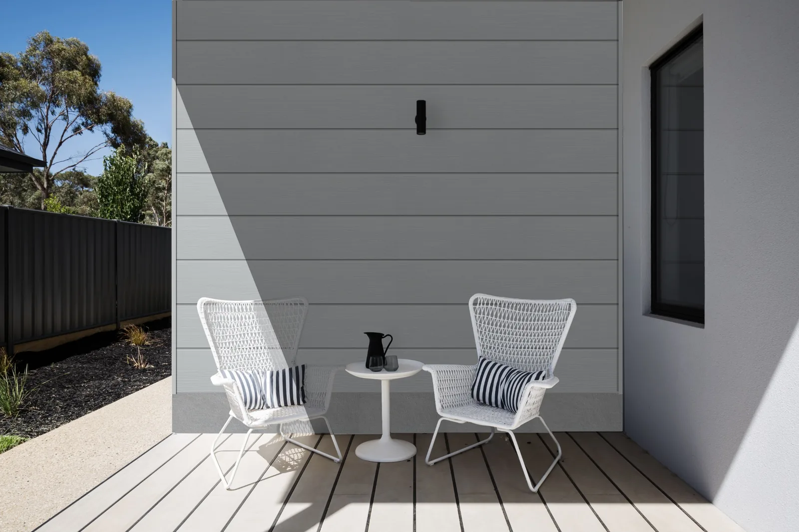 Horizontal cement grey Fortex Clic cladding wall on a patio