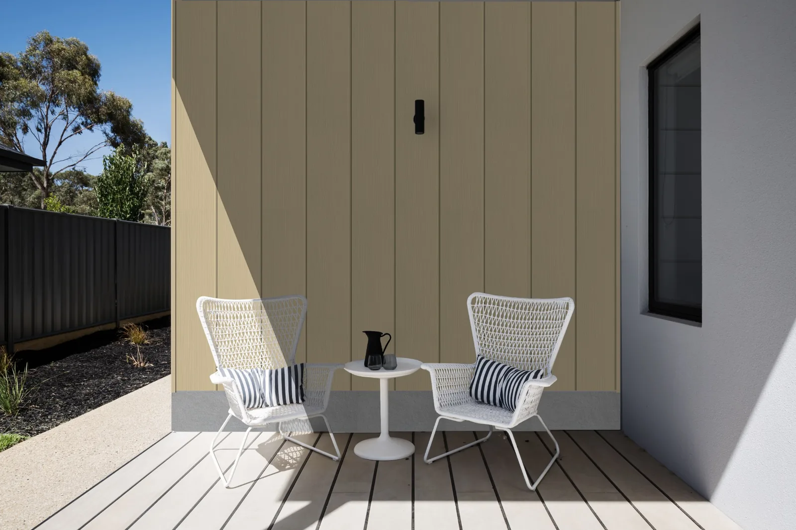 Vertical cappuccino Fortex Clic cladding on a contemporary wall